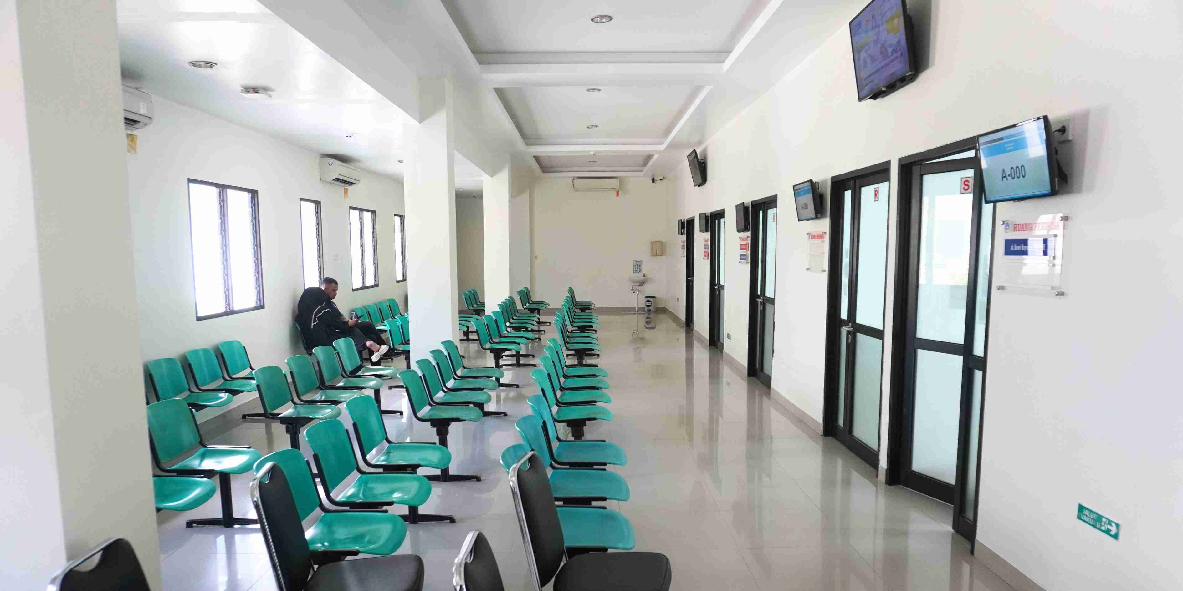 Ruang Tunggu Poliklinik Lantai 2